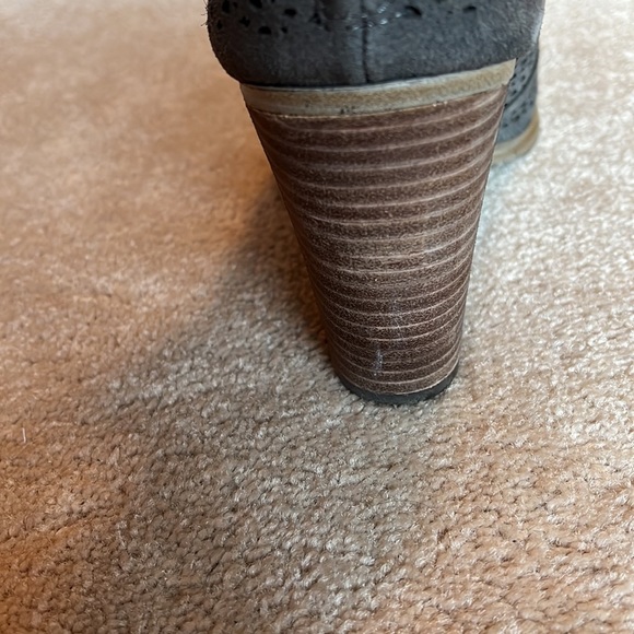 Vince Camuto perforated gray suede block heel boots size 8.5 - Picture 7 of 10